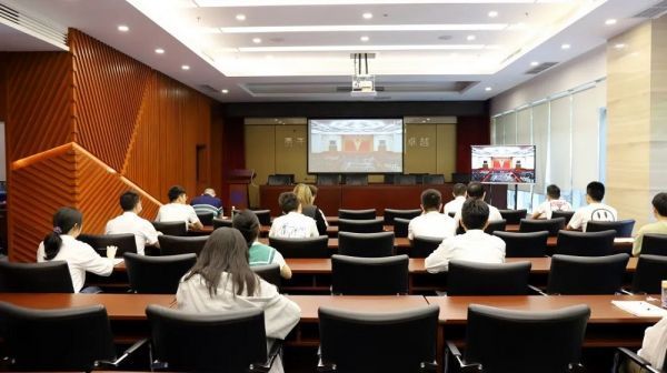 中鐵二局裝修公司團委收看直播.jpg