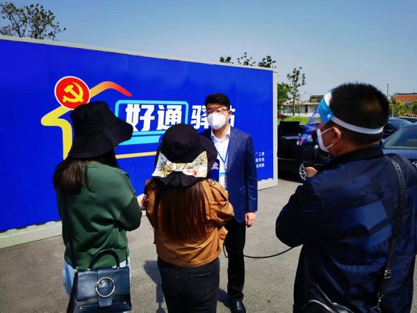 吳佳佳局長接受媒體采訪.jpg