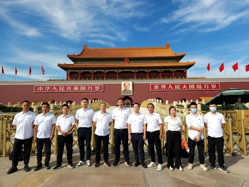 籌備組職工瞻仰人民英雄紀念碑并在天安門留影（李洪川攝）.jpg