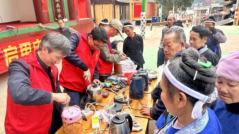 圖一：黨員志愿者開展家電維修.jpg
