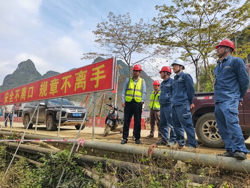 靖西供電公司相關(guān)負(fù)責(zé)人到公路施工點檢查指導(dǎo)施工安全工作。黃國福攝.jpg