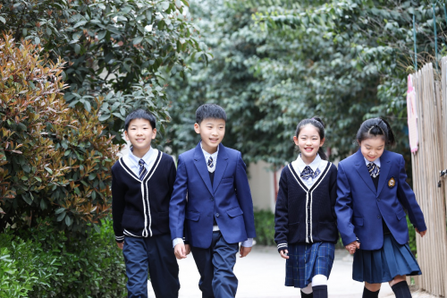 校服之美潤澤童心&mdash;&mdash;河南省七所中小學校陸續(xù)開展&ldquo;美的第一課&rdquo;