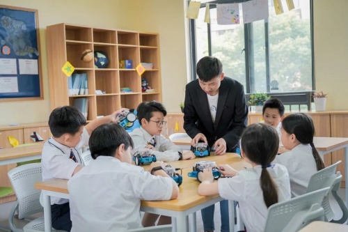 校園招生進行時，校服意外受關(guān)注
