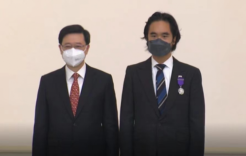 新世界發(fā)展行政總裁鄭志剛不忘初心創(chuàng)造共享價(jià)值、講好中國故事，榮膺銀紫荊星章